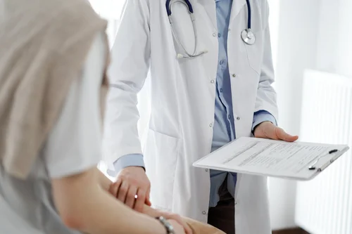 врач поддерживает пациента в лечении бреда преследования