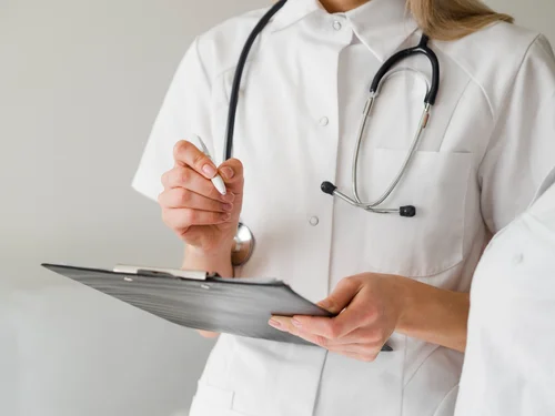 врач записывает план лечения зависимости от спайса